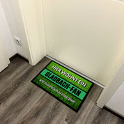 Fußmatte Rasenoptik für Fußball Fans | Hier wohnt ein Gladbach Fan - Betreten an Spieltagen auf eigene Gefahr! | Türmatte mit Spruch | 60x40cm | für innen und außen | Vorleger für Haustür / Flur