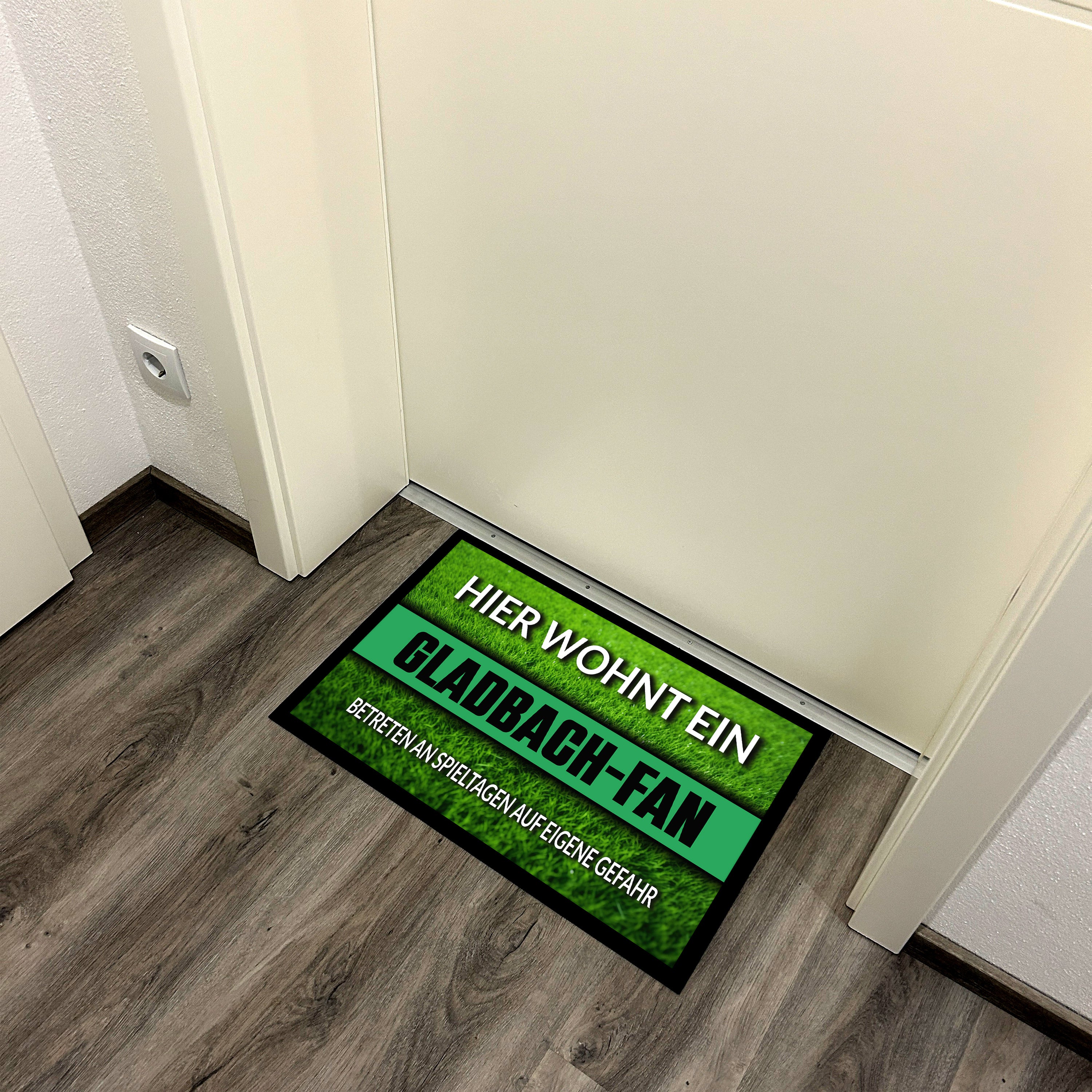 Fußmatte Rasenoptik für Fußball Fans | Hier wohnt ein Gladbach Fan - Betreten an Spieltagen auf eigene Gefahr! | Türmatte mit Spruch | 60x40cm | für innen und außen | Vorleger für Haustür / Flur