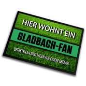 Fußmatte Rasenoptik für Fußball Fans | Hier wohnt ein Gladbach Fan - Betreten an Spieltagen auf eigene Gefahr! | Türmatte mit Spruch | 60x40cm | für innen und außen | Vorleger für Haustür / Flur