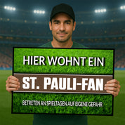 Fußmatte Rasenoptik für Fußball Fans | Hier wohnt ein St. Pauli Fan - Betreten an Spieltagen auf eigene Gefahr! | Türmatte mit Spruch | 60x40cm | für innen und außen | Vorleger für Haustür / Flur