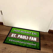 Fußmatte Rasenoptik für Fußball Fans | Hier wohnt ein St. Pauli Fan - Betreten an Spieltagen auf eigene Gefahr! | Türmatte mit Spruch | 60x40cm | für innen und außen | Vorleger für Haustür / Flur