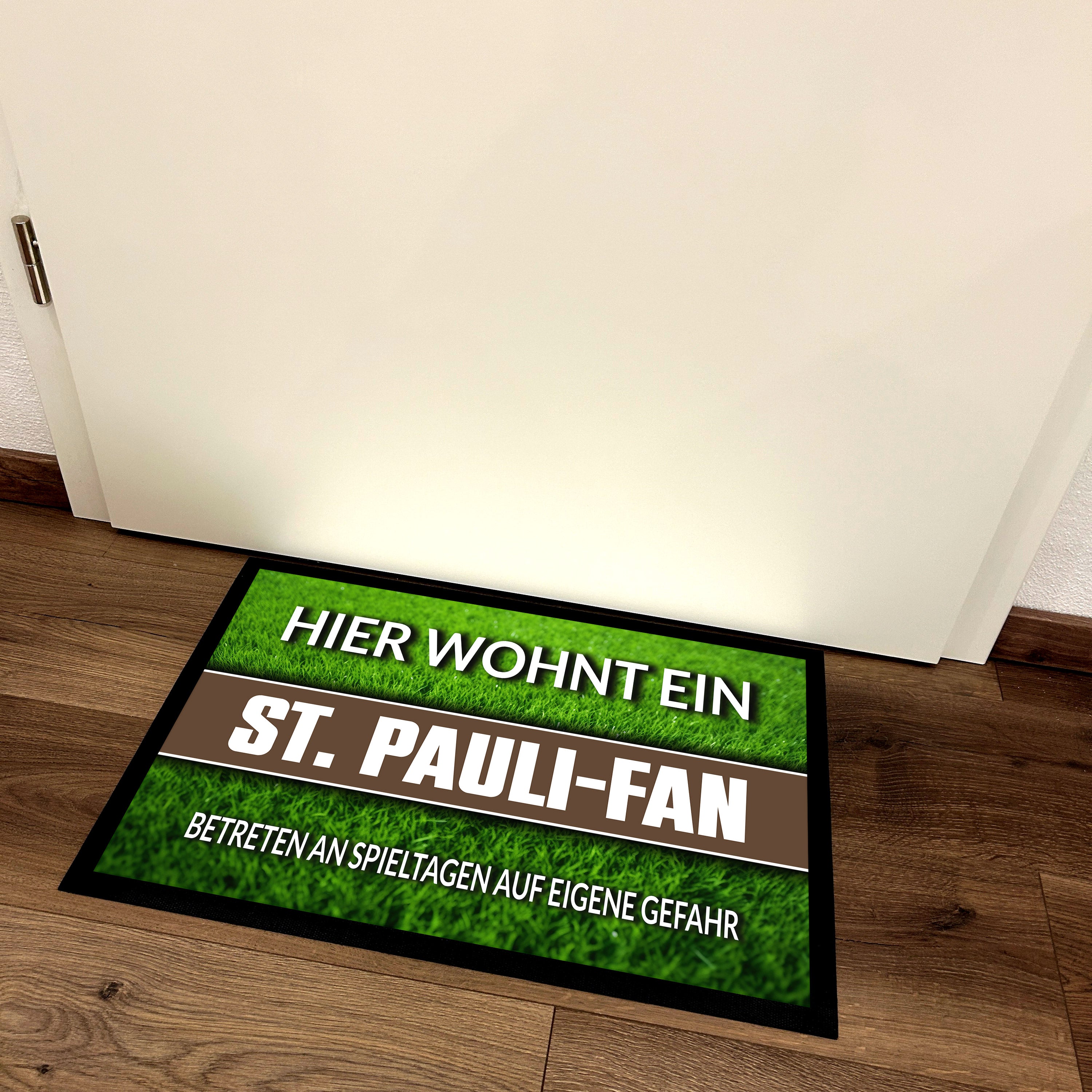 Fußmatte Rasenoptik für Fußball Fans | Hier wohnt ein St. Pauli Fan - Betreten an Spieltagen auf eigene Gefahr! | Türmatte mit Spruch | 60x40cm | für innen und außen | Vorleger für Haustür / Flur