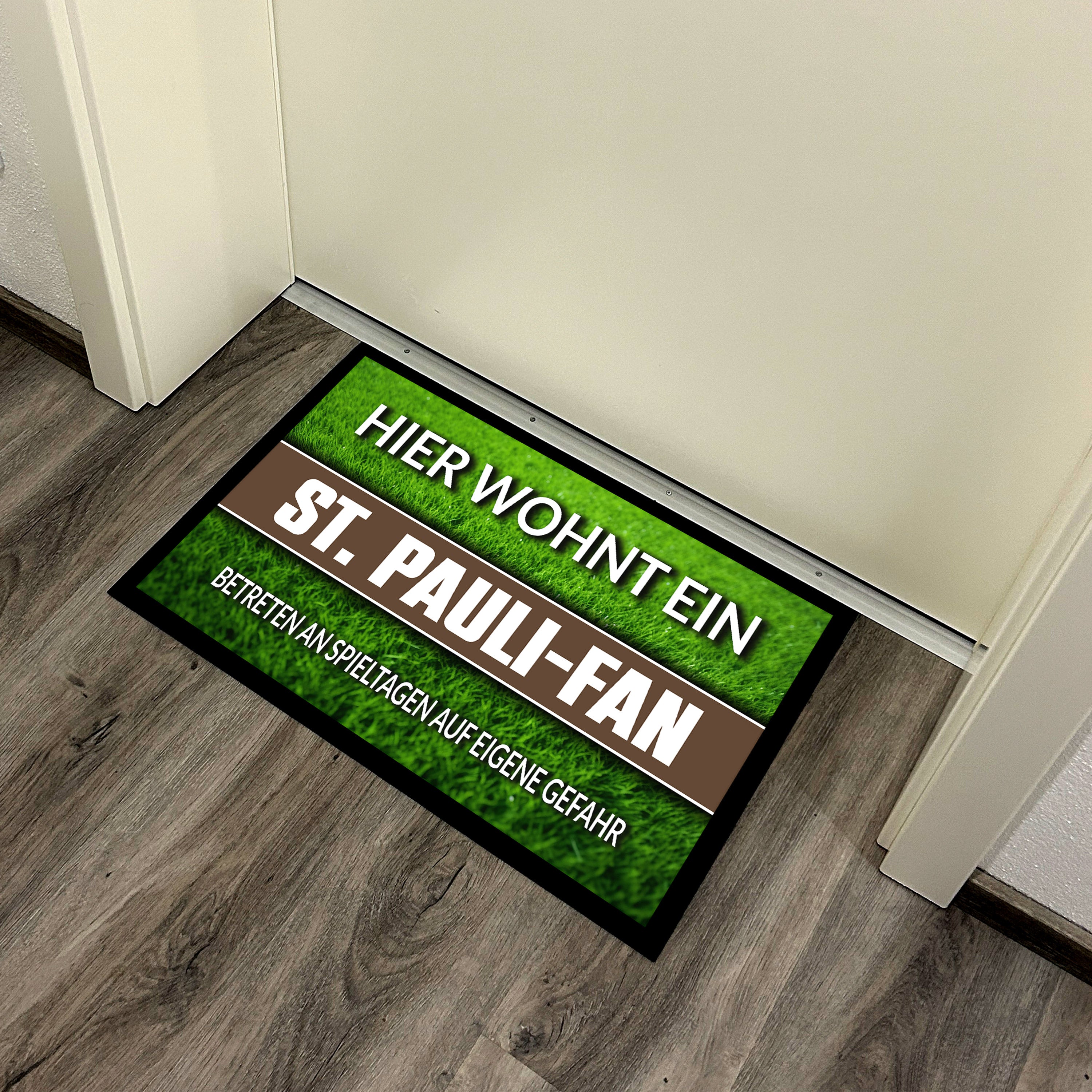 Fußmatte Rasenoptik für Fußball Fans | Hier wohnt ein St. Pauli Fan - Betreten an Spieltagen auf eigene Gefahr! | Türmatte mit Spruch | 60x40cm | für innen und außen | Vorleger für Haustür / Flur