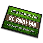 Fußmatte Rasenoptik für Fußball Fans | Hier wohnt ein St. Pauli Fan - Betreten an Spieltagen auf eigene Gefahr! | Türmatte mit Spruch | 60x40cm | für innen und außen | Vorleger für Haustür / Flur