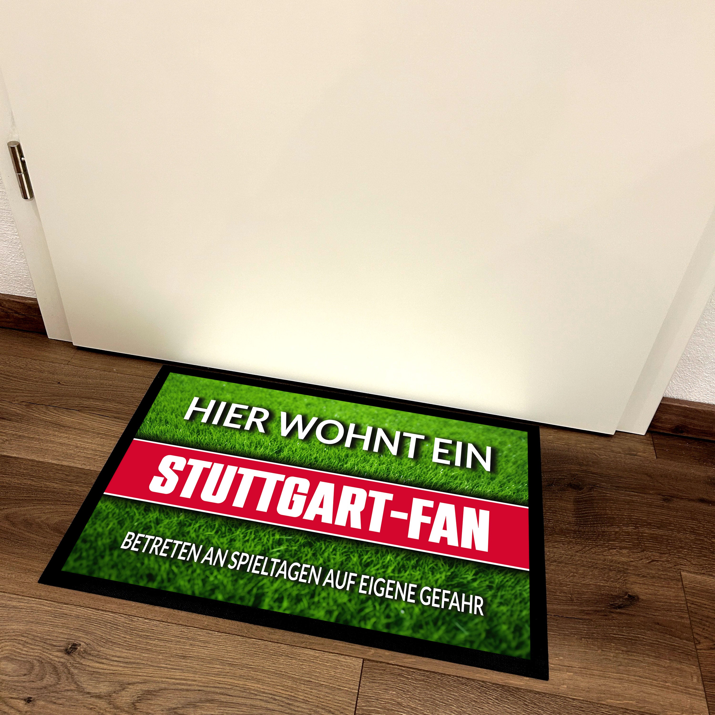 Fußmatte Rasenoptik für Fußball Fans | Hier wohnt ein Stuttgart Fan - Betreten an Spieltagen auf eigene Gefahr! | Türmatte mit Spruch | 60x40cm | für innen und außen | Vorleger für Haustür / Flur