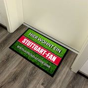 Fußmatte Rasenoptik für Fußball Fans | Hier wohnt ein Stuttgart Fan - Betreten an Spieltagen auf eigene Gefahr! | Türmatte mit Spruch | 60x40cm | für innen und außen | Vorleger für Haustür / Flur