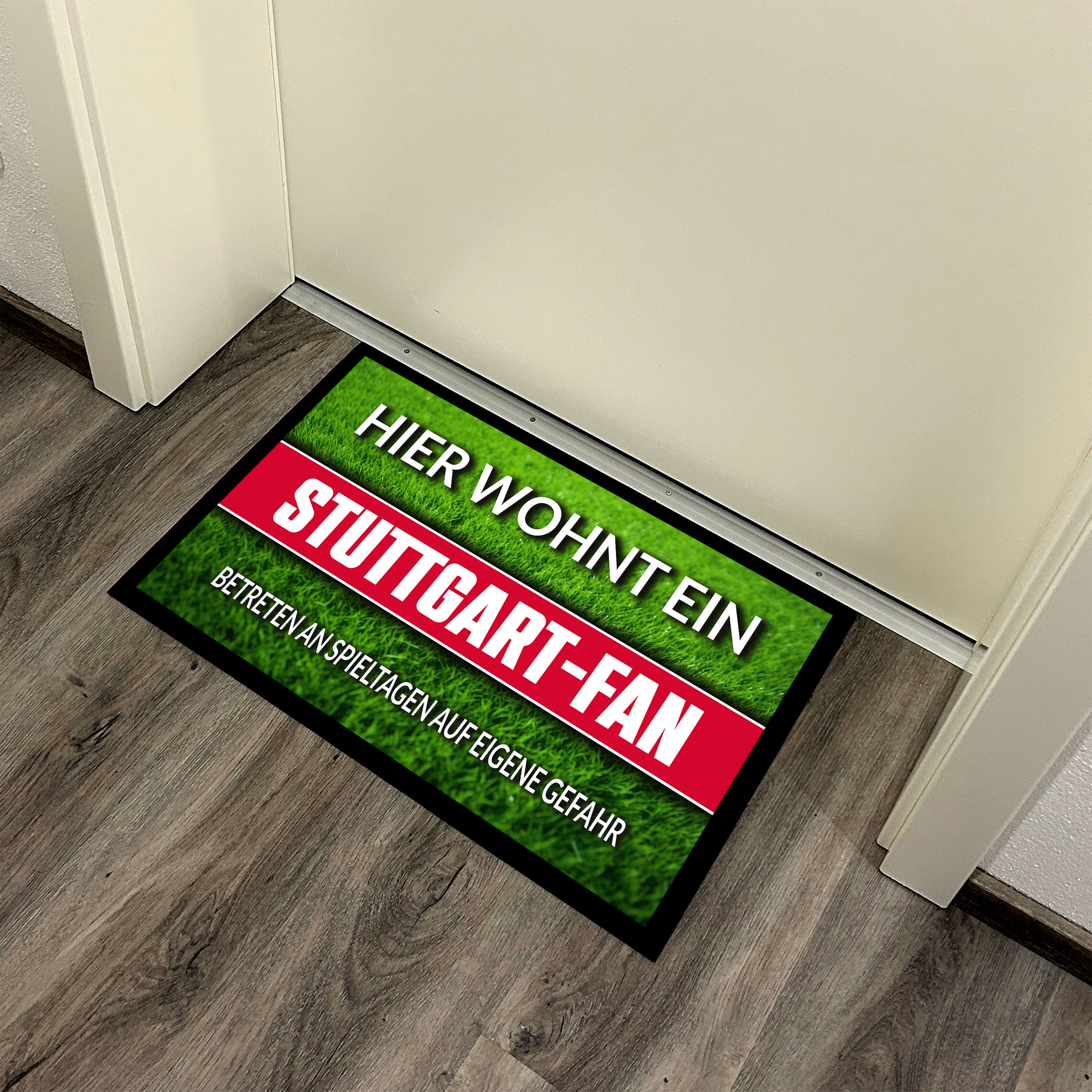 Fußmatte Rasenoptik für Fußball Fans | Hier wohnt ein Stuttgart Fan - Betreten an Spieltagen auf eigene Gefahr! | Türmatte mit Spruch | 60x40cm | für innen und außen | Vorleger für Haustür / Flur