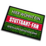 Fußmatte Rasenoptik für Fußball Fans | Hier wohnt ein Stuttgart Fan - Betreten an Spieltagen auf eigene Gefahr! | Türmatte mit Spruch | 60x40cm | für innen und außen | Vorleger für Haustür / Flur