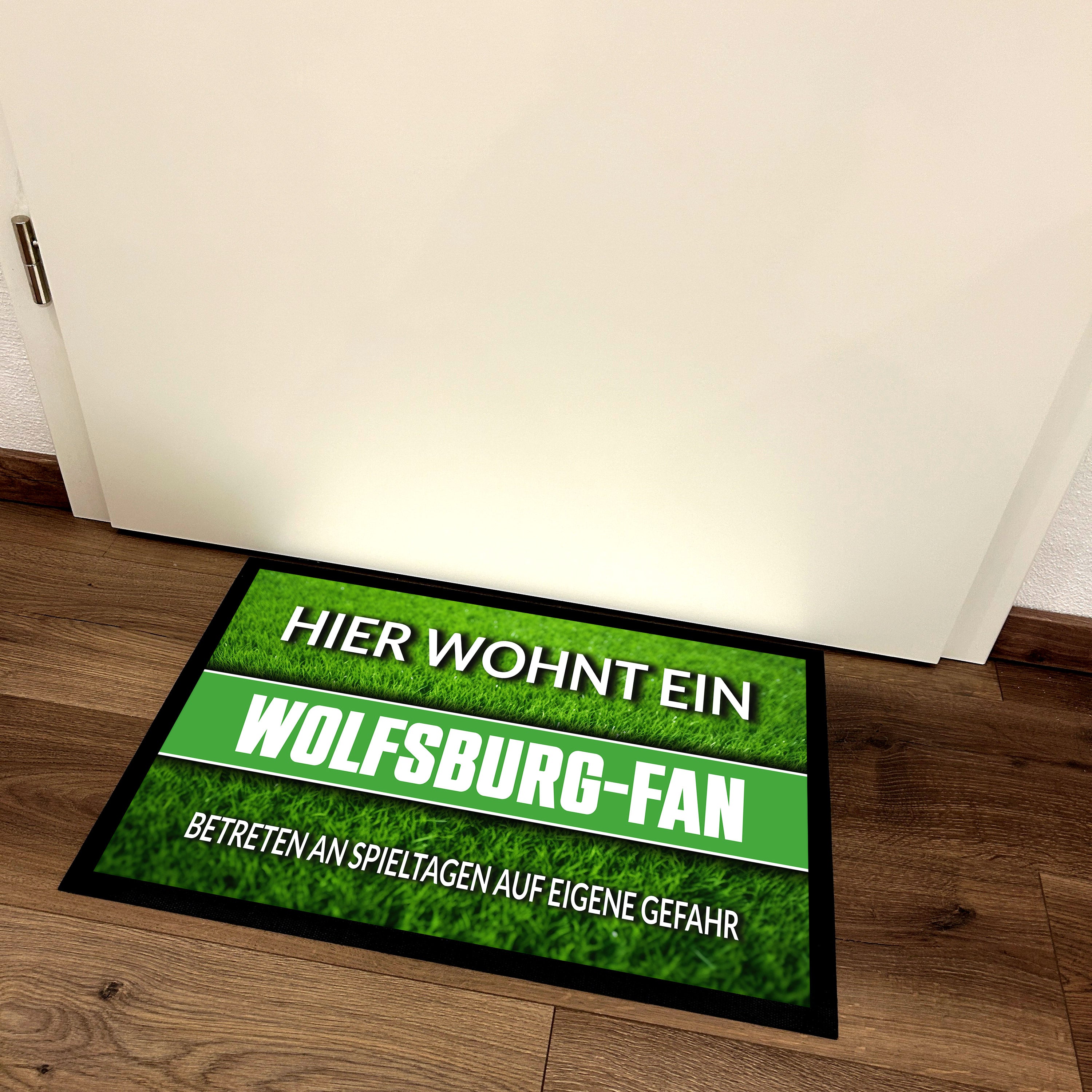 Fußmatte Rasenoptik für Fußball Fans | Hier wohnt ein Wolfsburg Fan - Betreten an Spieltagen auf eigene Gefahr! | Türmatte mit Spruch | 60x40cm | für innen und außen | Vorleger für Haustür / Flur