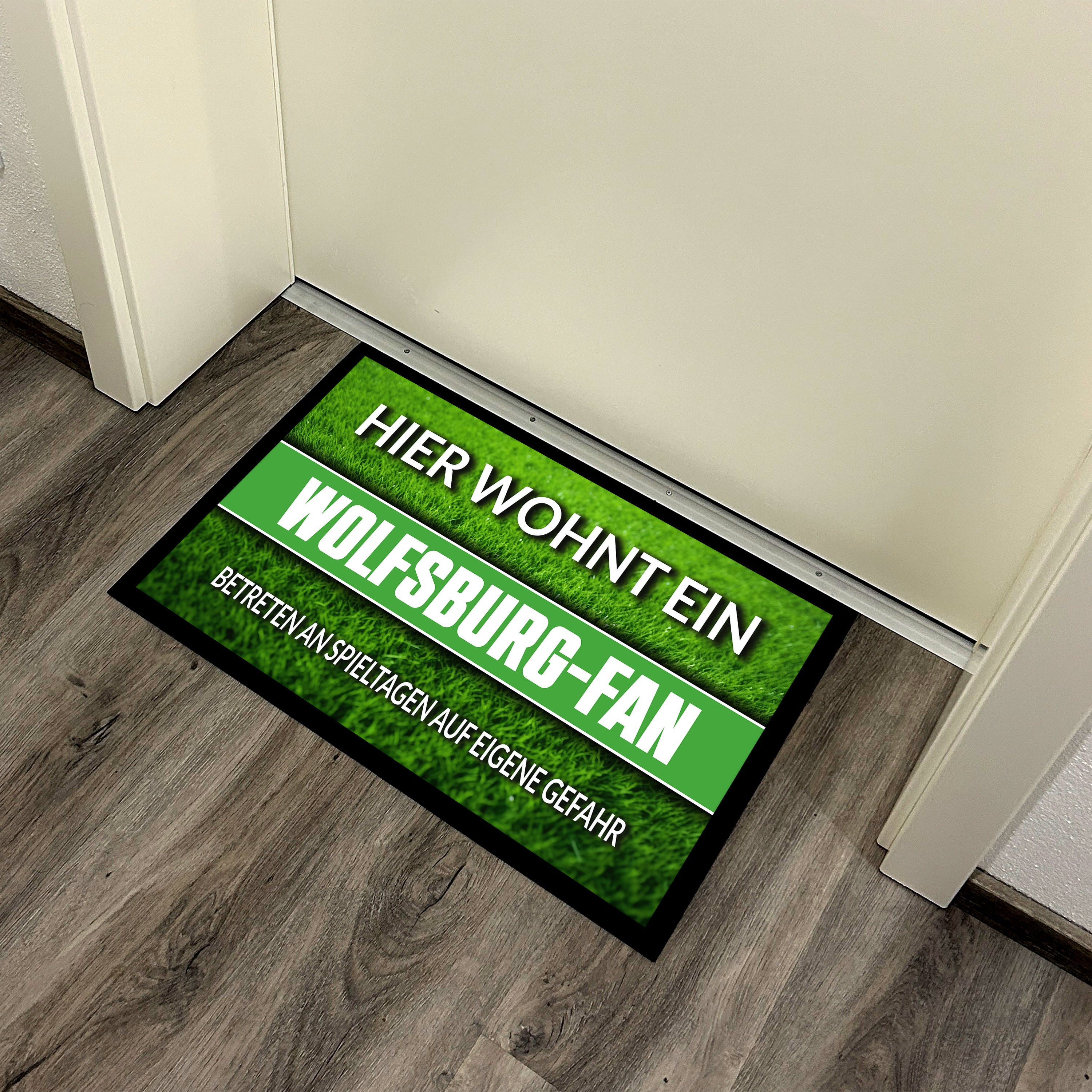 Fußmatte Rasenoptik für Fußball Fans | Hier wohnt ein Wolfsburg Fan - Betreten an Spieltagen auf eigene Gefahr! | Türmatte mit Spruch | 60x40cm | für innen und außen | Vorleger für Haustür / Flur