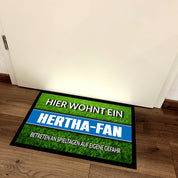 Fußmatte Rasenoptik für Fußball Fans | Hier wohnt ein Hertha Fan - Betreten an Spieltagen auf eigene Gefahr! | Türmatte mit Spruch | 60x40cm | für innen und außen | Vorleger für Haustür / Flur