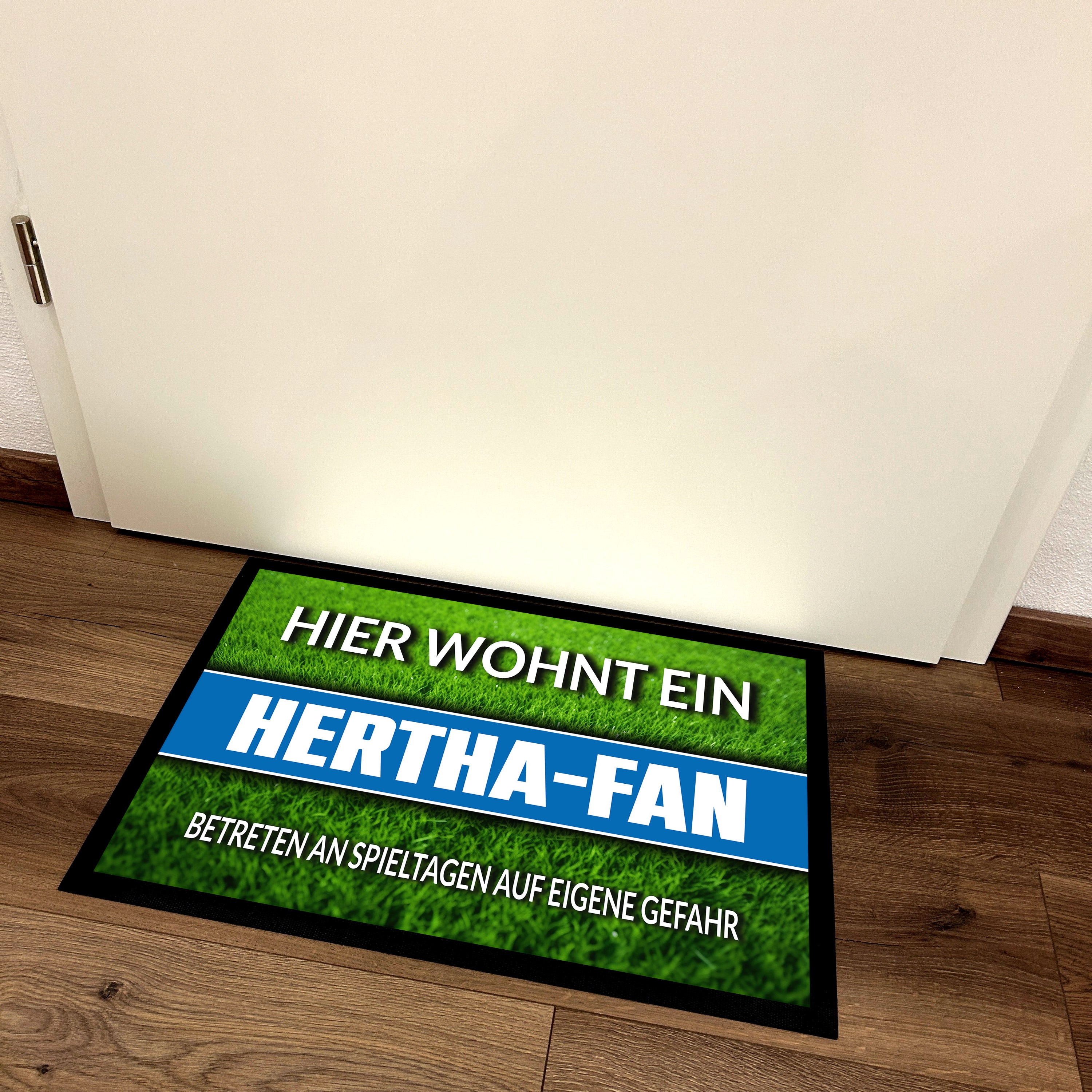 Fußmatte Rasenoptik für Fußball Fans | Hier wohnt ein Hertha Fan - Betreten an Spieltagen auf eigene Gefahr! | Türmatte mit Spruch | 60x40cm | für innen und außen | Vorleger für Haustür / Flur