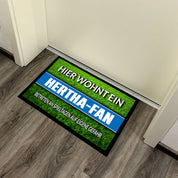 Fußmatte Rasenoptik für Fußball Fans | Hier wohnt ein Hertha Fan - Betreten an Spieltagen auf eigene Gefahr! | Türmatte mit Spruch | 60x40cm | für innen und außen | Vorleger für Haustür / Flur