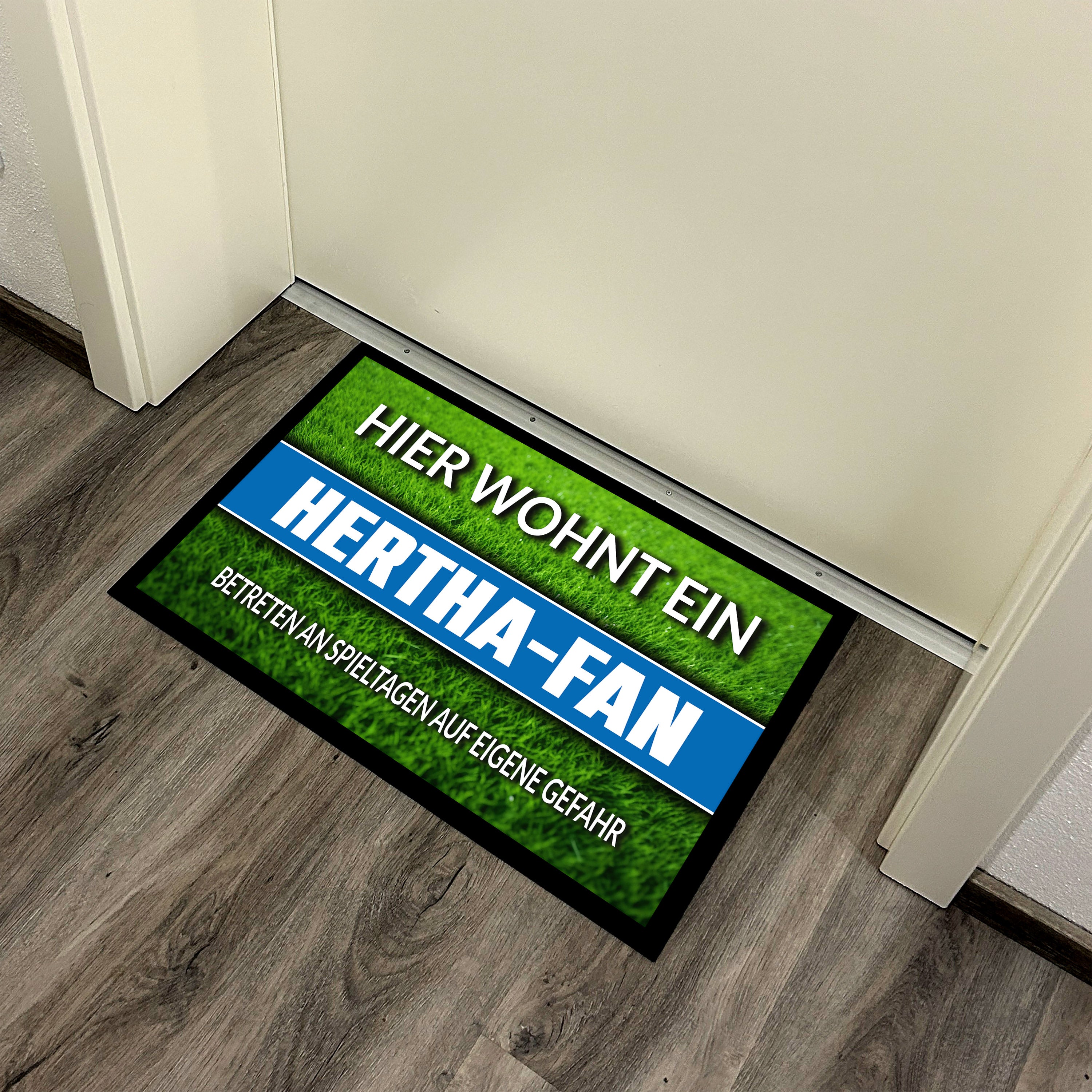 Fußmatte Rasenoptik für Fußball Fans | Hier wohnt ein Hertha Fan - Betreten an Spieltagen auf eigene Gefahr! | Türmatte mit Spruch | 60x40cm | für innen und außen | Vorleger für Haustür / Flur
