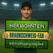 Fußmatte Rasenoptik für Fußball Fans | Hier wohnt ein Braunschweig Fan - Betreten an Spieltagen auf eigene Gefahr! | Türmatte mit Spruch | 60x40cm | für innen und außen | Vorleger für Haustür / Flur