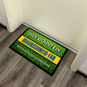 Fußmatte Rasenoptik für Fußball Fans | Hier wohnt ein Braunschweig Fan - Betreten an Spieltagen auf eigene Gefahr! | Türmatte mit Spruch | 60x40cm | für innen und außen | Vorleger für Haustür / Flur