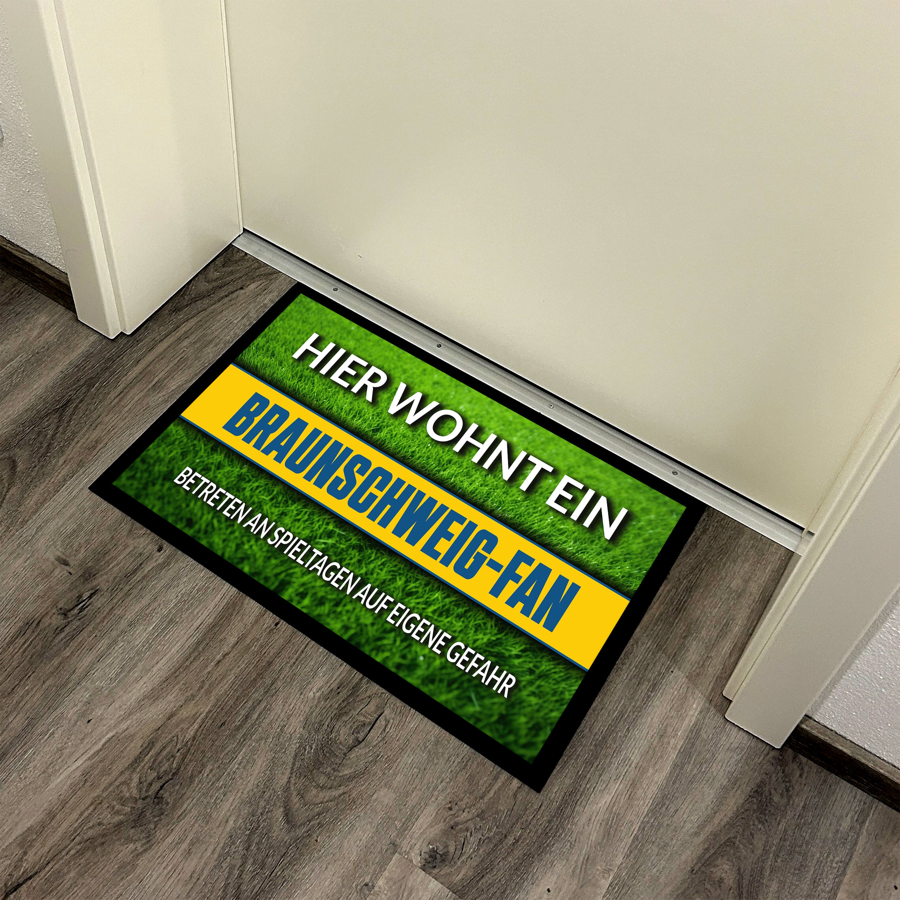 Fußmatte Rasenoptik für Fußball Fans | Hier wohnt ein Braunschweig Fan - Betreten an Spieltagen auf eigene Gefahr! | Türmatte mit Spruch | 60x40cm | für innen und außen | Vorleger für Haustür / Flur