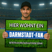 Fußmatte Rasenoptik für Fußball Fans | Hier wohnt ein Darmstadt Fan - Betreten an Spieltagen auf eigene Gefahr! | Türmatte mit Spruch | 60x40cm | für innen und außen | Vorleger für Haustür / Flur