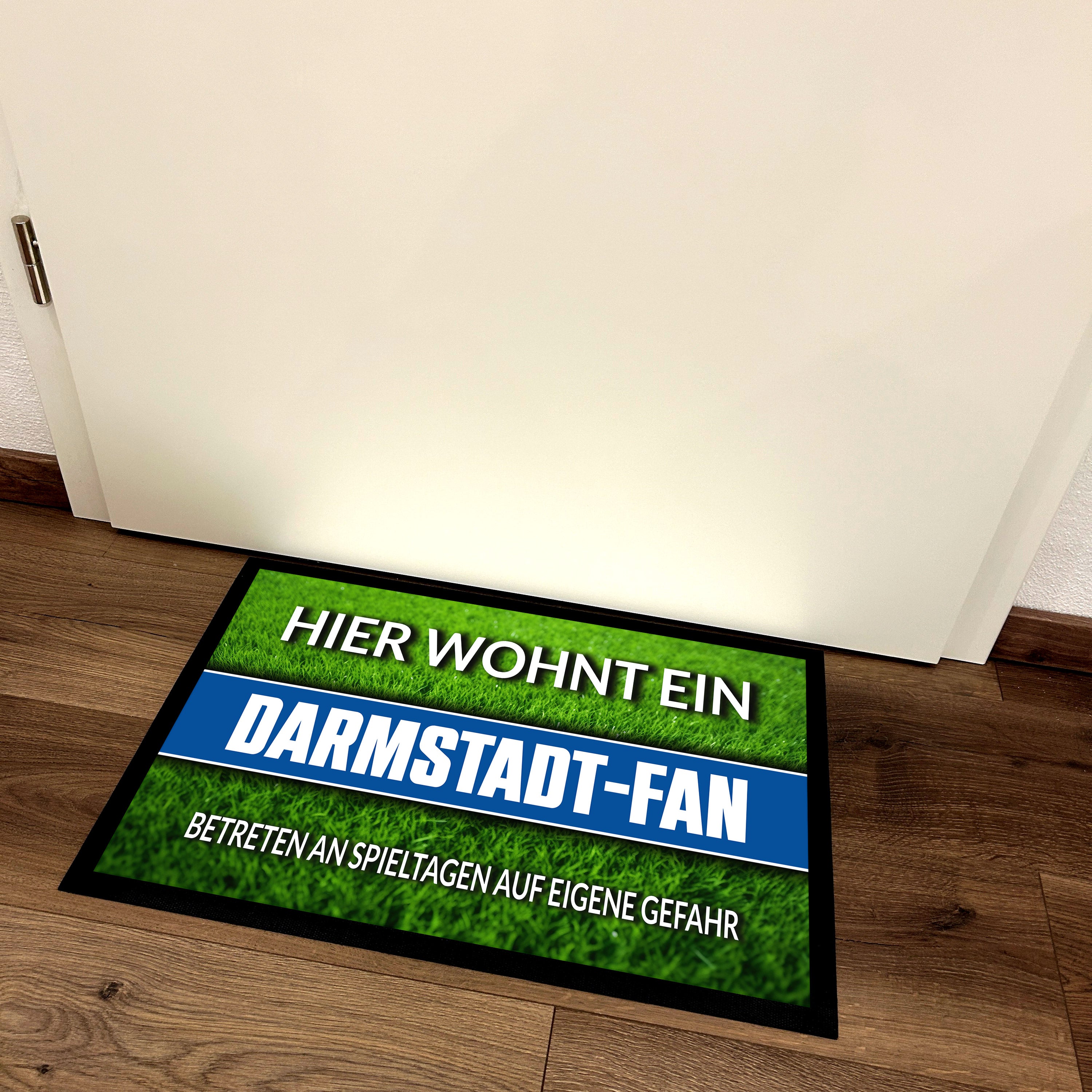 Fußmatte Rasenoptik für Fußball Fans | Hier wohnt ein Darmstadt Fan - Betreten an Spieltagen auf eigene Gefahr! | Türmatte mit Spruch | 60x40cm | für innen und außen | Vorleger für Haustür / Flur