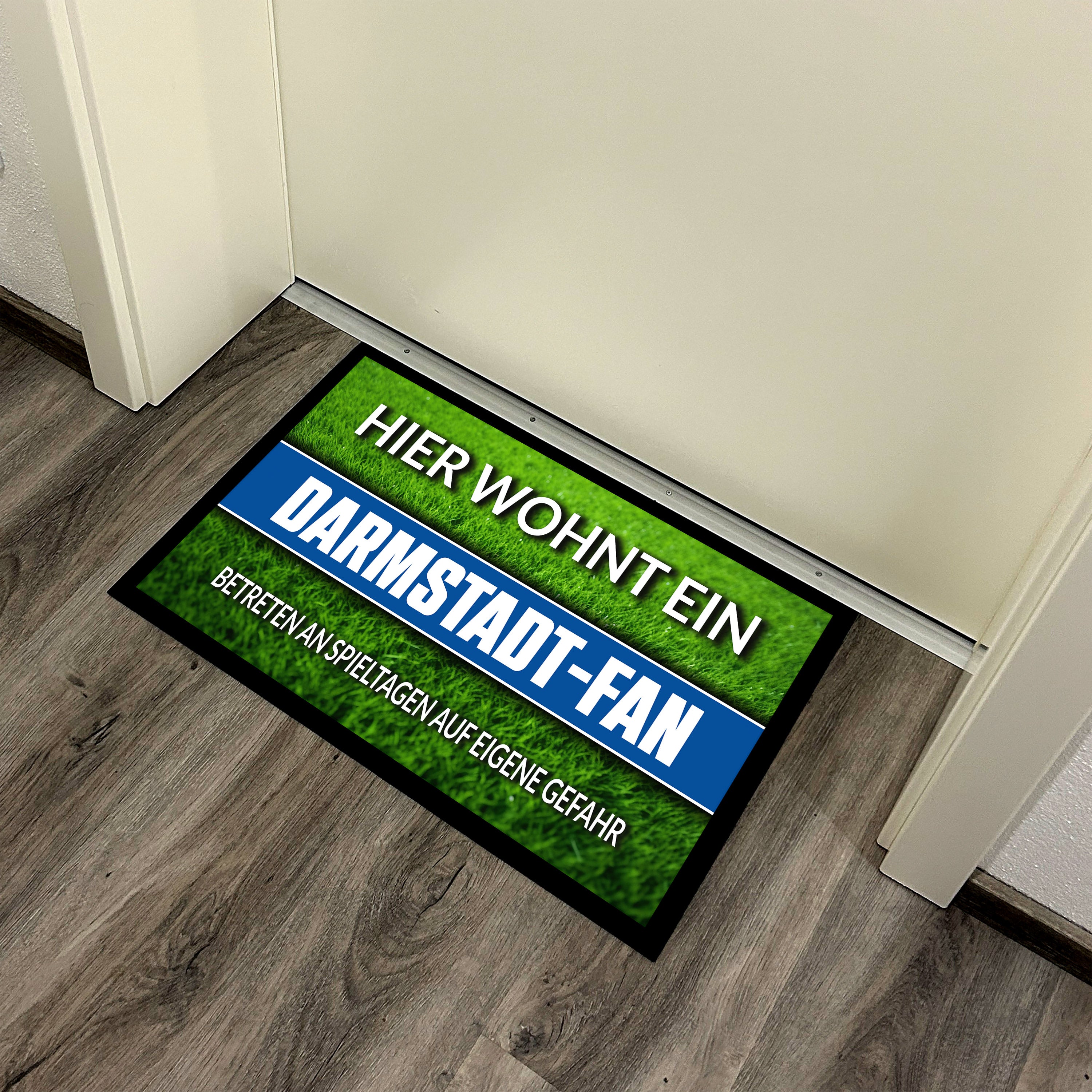 Fußmatte Rasenoptik für Fußball Fans | Hier wohnt ein Darmstadt Fan - Betreten an Spieltagen auf eigene Gefahr! | Türmatte mit Spruch | 60x40cm | für innen und außen | Vorleger für Haustür / Flur