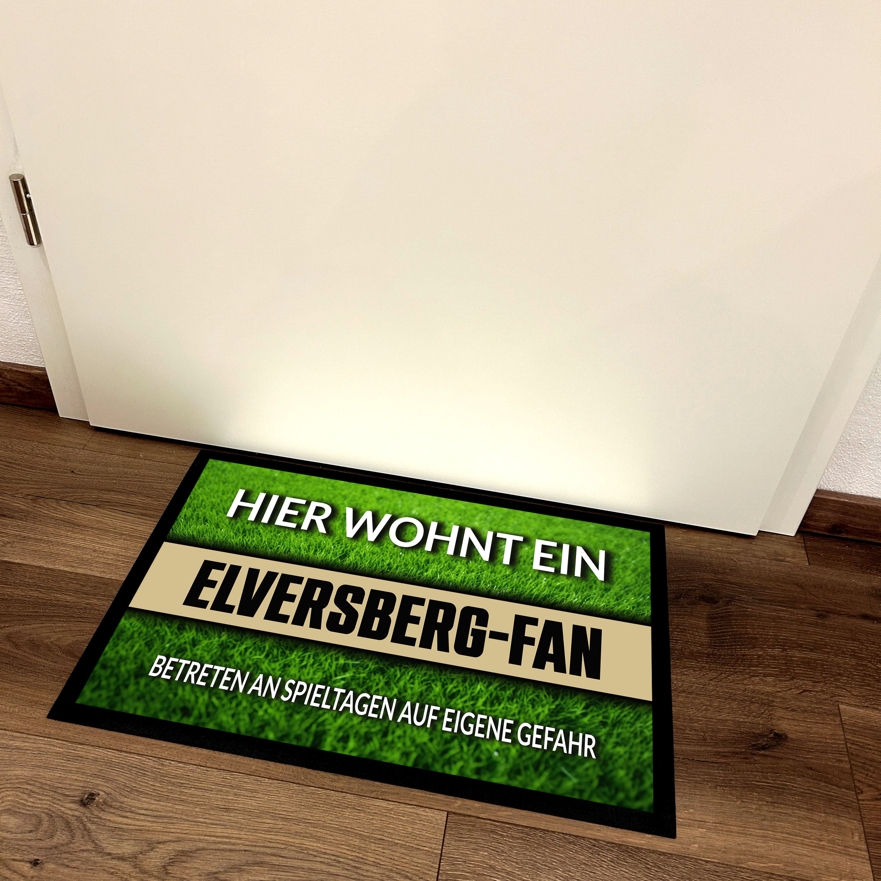 Fußmatte Rasenoptik für Fußball Fans | Hier wohnt ein Elversberg Fan - Betreten an Spieltagen auf eigene Gefahr! | Türmatte mit Spruch | 60x40cm | für innen und außen | Vorleger für Haustür / Flur