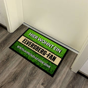 Fußmatte Rasenoptik für Fußball Fans | Hier wohnt ein Elversberg Fan - Betreten an Spieltagen auf eigene Gefahr! | Türmatte mit Spruch | 60x40cm | für innen und außen | Vorleger für Haustür / Flur