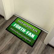 Fußmatte Rasenoptik für Fußball Fans | Hier wohnt ein Fürth Fan - Betreten an Spieltagen auf eigene Gefahr! | Türmatte mit Spruch | 60x40cm | für innen und außen | Vorleger für Haustür / Flur