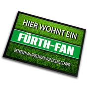 Fußmatte Rasenoptik für Fußball Fans | Hier wohnt ein Fürth Fan - Betreten an Spieltagen auf eigene Gefahr! | Türmatte mit Spruch | 60x40cm | für innen und außen | Vorleger für Haustür / Flur