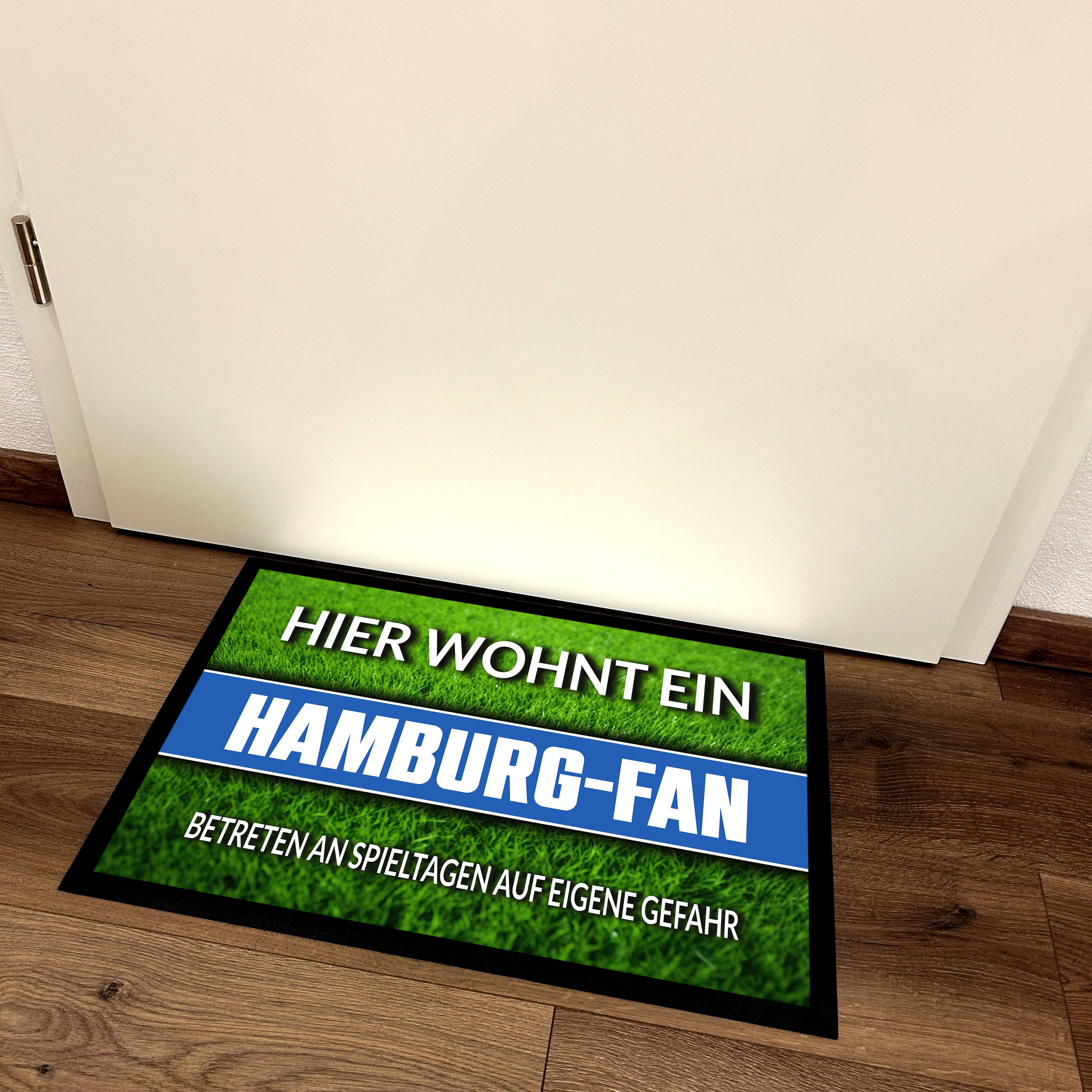 Fußmatte Rasenoptik für Fußball Fans | Hier wohnt ein Hamburg Fan - Betreten an Spieltagen auf eigene Gefahr! | Türmatte mit Spruch | 60x40cm | für innen und außen | Vorleger für Haustür / Flur