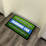Fußmatte Rasenoptik für Fußball Fans | Hier wohnt ein Hamburg Fan - Betreten an Spieltagen auf eigene Gefahr! | Türmatte mit Spruch | 60x40cm | für innen und außen | Vorleger für Haustür / Flur