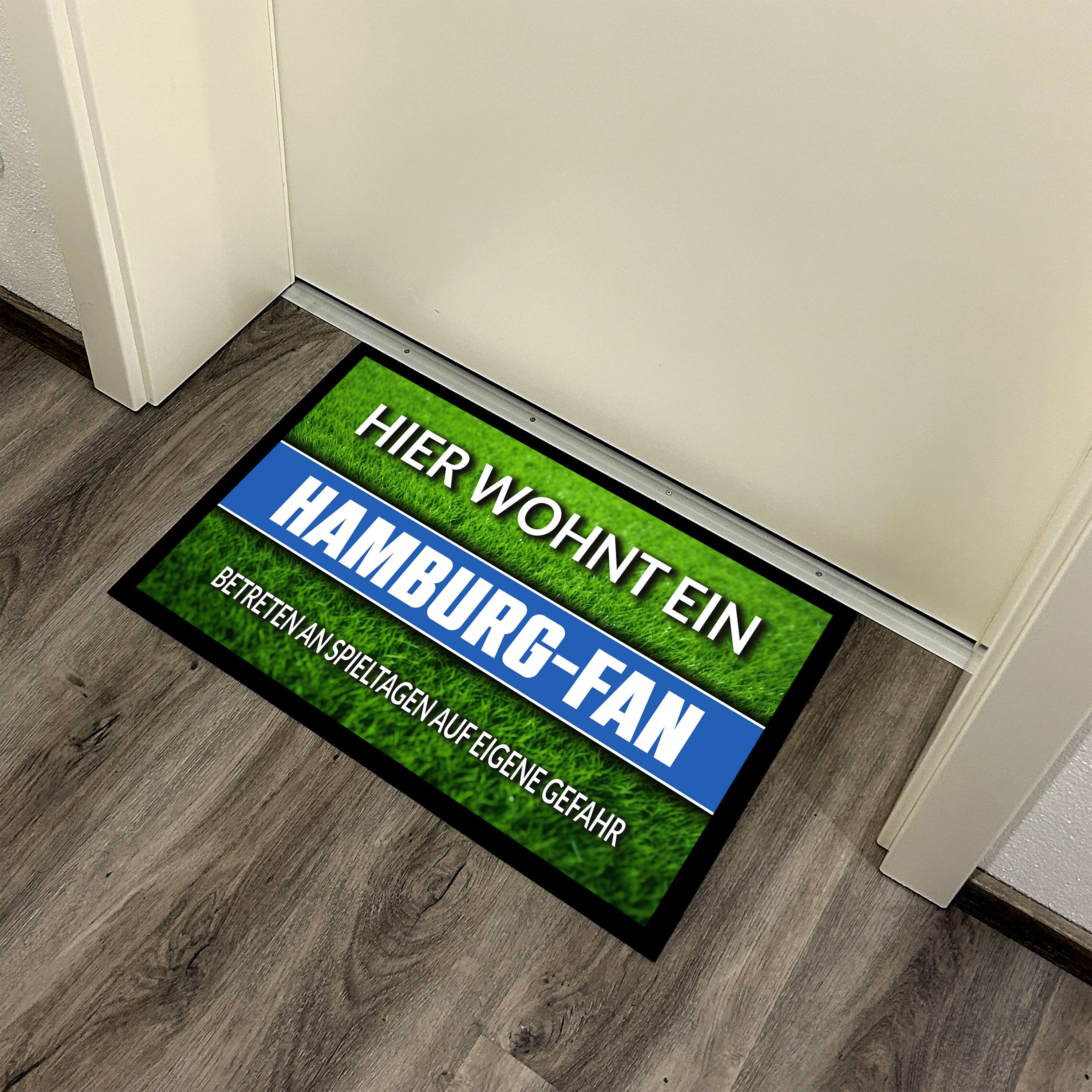 Fußmatte Rasenoptik für Fußball Fans | Hier wohnt ein Hamburg Fan - Betreten an Spieltagen auf eigene Gefahr! | Türmatte mit Spruch | 60x40cm | für innen und außen | Vorleger für Haustür / Flur