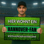 Fußmatte Rasenoptik für Fußball Fans | Hier wohnt ein Hannover Fan - Betreten an Spieltagen auf eigene Gefahr! | Türmatte mit Spruch | 60x40cm | für innen und außen | Vorleger für Haustür / Flur