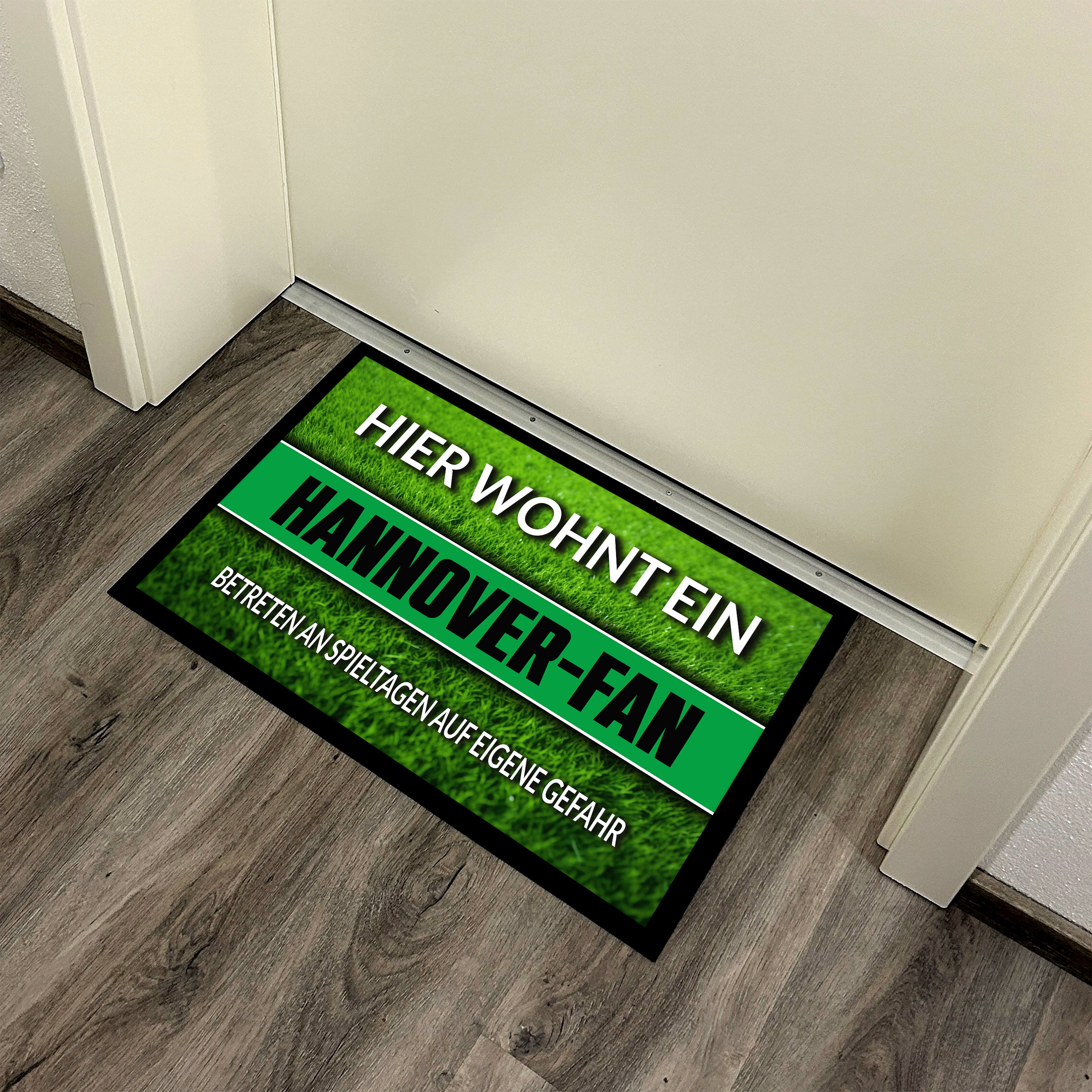 Fußmatte Rasenoptik für Fußball Fans | Hier wohnt ein Hannover Fan - Betreten an Spieltagen auf eigene Gefahr! | Türmatte mit Spruch | 60x40cm | für innen und außen | Vorleger für Haustür / Flur