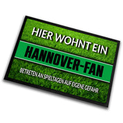Fußmatte Rasenoptik für Fußball Fans | Hier wohnt ein Hannover Fan - Betreten an Spieltagen auf eigene Gefahr! | Türmatte mit Spruch | 60x40cm | für innen und außen | Vorleger für Haustür / Flur
