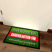 Fußmatte Rasenoptik für Fußball Fans | Hier wohnt ein Kaiserslautern Fan - Betreten an Spieltagen auf eigene Gefahr! | Türmatte mit Spruch | 60x40cm | für innen und außen | Vorleger für Haustür / Flur