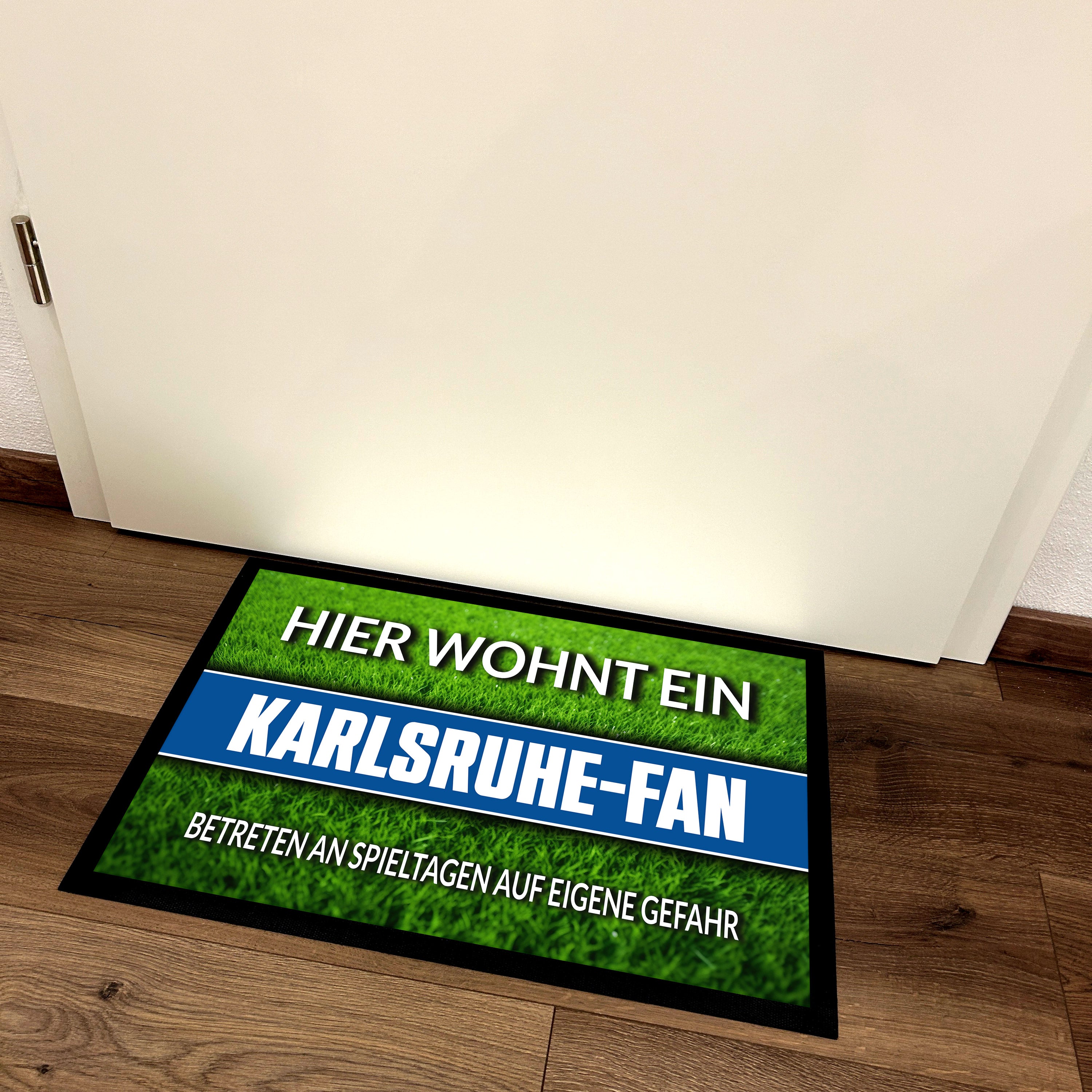 Fußmatte Rasenoptik für Fußball Fans | Hier wohnt ein Karlsruhe Fan - Betreten an Spieltagen auf eigene Gefahr! | Türmatte mit Spruch | 60x40cm | für innen und außen | Vorleger für Haustür / Flur