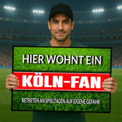 Fußmatte Rasenoptik für Fußball Fans | Hier wohnt ein Köln Fan - Betreten an Spieltagen auf eigene Gefahr! | Türmatte mit Spruch | 60x40cm | für innen und außen | Vorleger für Haustür / Flur