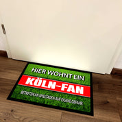 Fußmatte Rasenoptik für Fußball Fans | Hier wohnt ein Köln Fan - Betreten an Spieltagen auf eigene Gefahr! | Türmatte mit Spruch | 60x40cm | für innen und außen | Vorleger für Haustür / Flur