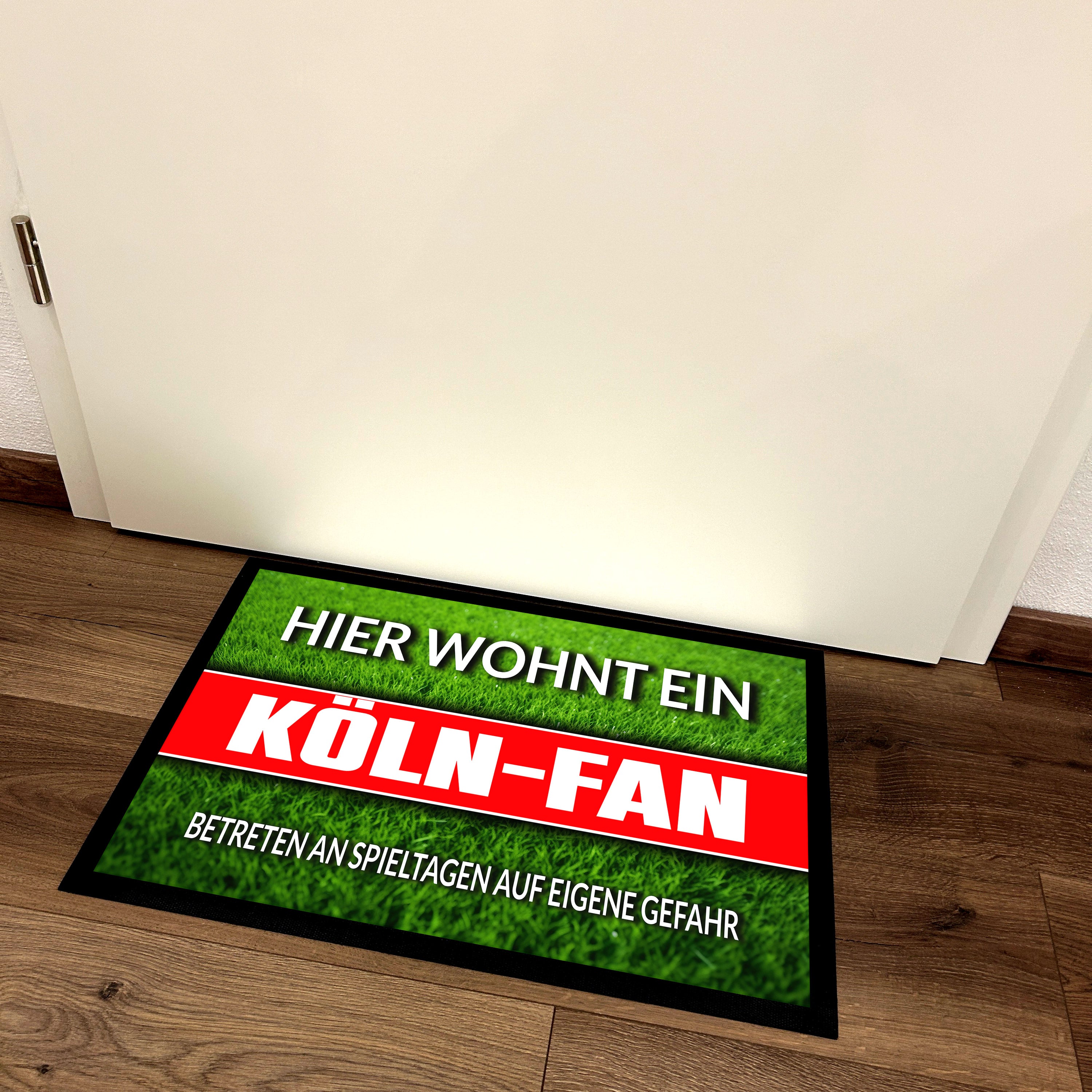 Fußmatte Rasenoptik für Fußball Fans | Hier wohnt ein Köln Fan - Betreten an Spieltagen auf eigene Gefahr! | Türmatte mit Spruch | 60x40cm | für innen und außen | Vorleger für Haustür / Flur