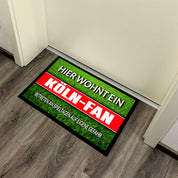 Fußmatte Rasenoptik für Fußball Fans | Hier wohnt ein Köln Fan - Betreten an Spieltagen auf eigene Gefahr! | Türmatte mit Spruch | 60x40cm | für innen und außen | Vorleger für Haustür / Flur