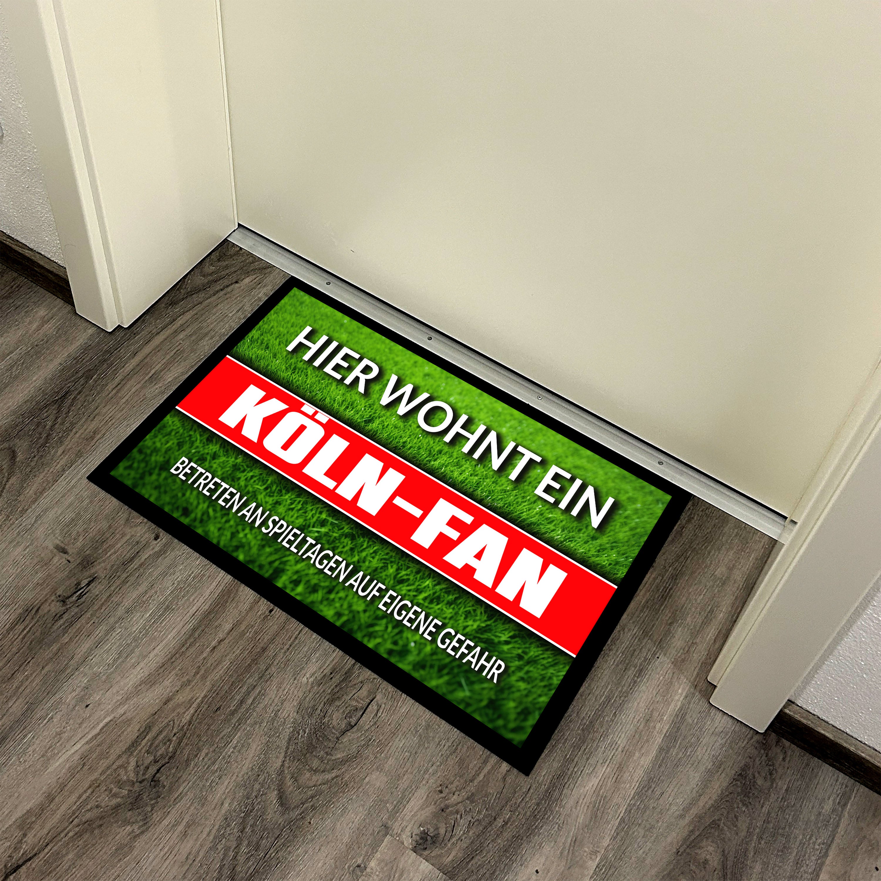 Fußmatte Rasenoptik für Fußball Fans | Hier wohnt ein Köln Fan - Betreten an Spieltagen auf eigene Gefahr! | Türmatte mit Spruch | 60x40cm | für innen und außen | Vorleger für Haustür / Flur