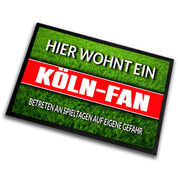 Fußmatte Rasenoptik für Fußball Fans | Hier wohnt ein Köln Fan - Betreten an Spieltagen auf eigene Gefahr! | Türmatte mit Spruch | 60x40cm | für innen und außen | Vorleger für Haustür / Flur