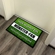 Fußmatte Rasenoptik für Fußball Fans | Hier wohnt ein Münster Fan - Betreten an Spieltagen auf eigene Gefahr! | Türmatte mit Spruch | 60x40cm | für innen und außen | Vorleger für Haustür / Flur
