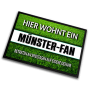 Fußmatte Rasenoptik für Fußball Fans | Hier wohnt ein Münster Fan - Betreten an Spieltagen auf eigene Gefahr! | Türmatte mit Spruch | 60x40cm | für innen und außen | Vorleger für Haustür / Flur