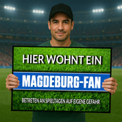 Fußmatte Rasenoptik für Fußball Fans | Hier wohnt ein Magdeburg Fan - Betreten an Spieltagen auf eigene Gefahr! | Türmatte mit Spruch | 60x40cm | für innen und außen | Vorleger für Haustür / Flur