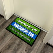 Fußmatte Rasenoptik für Fußball Fans | Hier wohnt ein Magdeburg Fan - Betreten an Spieltagen auf eigene Gefahr! | Türmatte mit Spruch | 60x40cm | für innen und außen | Vorleger für Haustür / Flur
