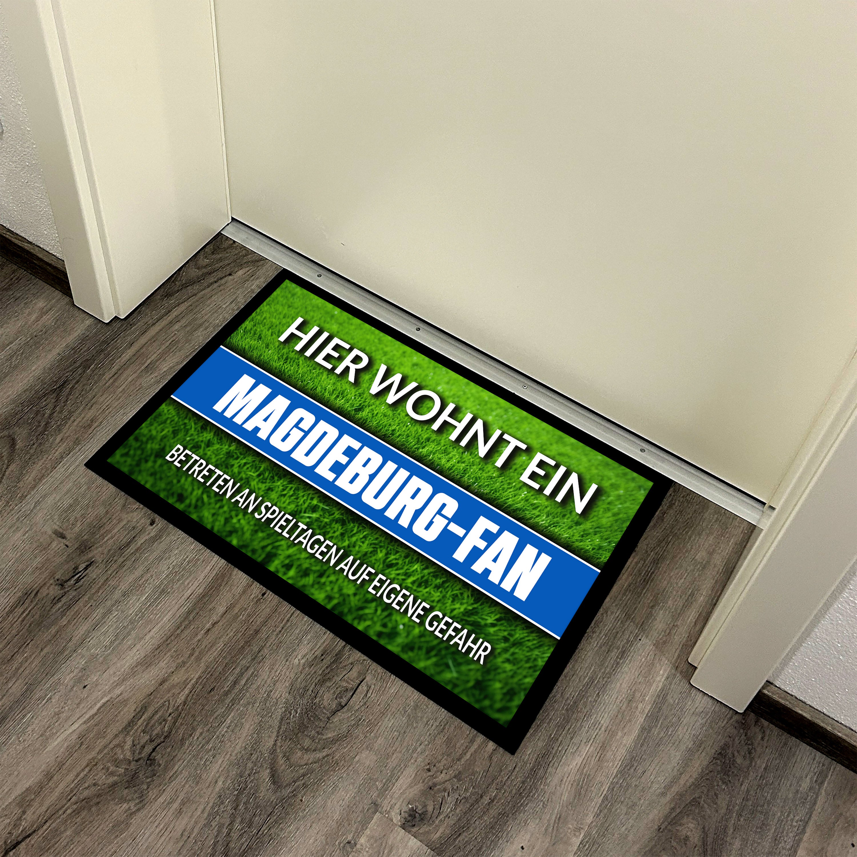 Fußmatte Rasenoptik für Fußball Fans | Hier wohnt ein Magdeburg Fan - Betreten an Spieltagen auf eigene Gefahr! | Türmatte mit Spruch | 60x40cm | für innen und außen | Vorleger für Haustür / Flur