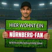 Fußmatte Rasenoptik für Fußball Fans | Hier wohnt ein Nürnberg Fan - Betreten an Spieltagen auf eigene Gefahr! | Türmatte mit Spruch | 60x40cm | für innen und außen | Vorleger für Haustür / Flur