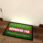 Fußmatte Rasenoptik für Fußball Fans | Hier wohnt ein Nürnberg Fan - Betreten an Spieltagen auf eigene Gefahr! | Türmatte mit Spruch | 60x40cm | für innen und außen | Vorleger für Haustür / Flur