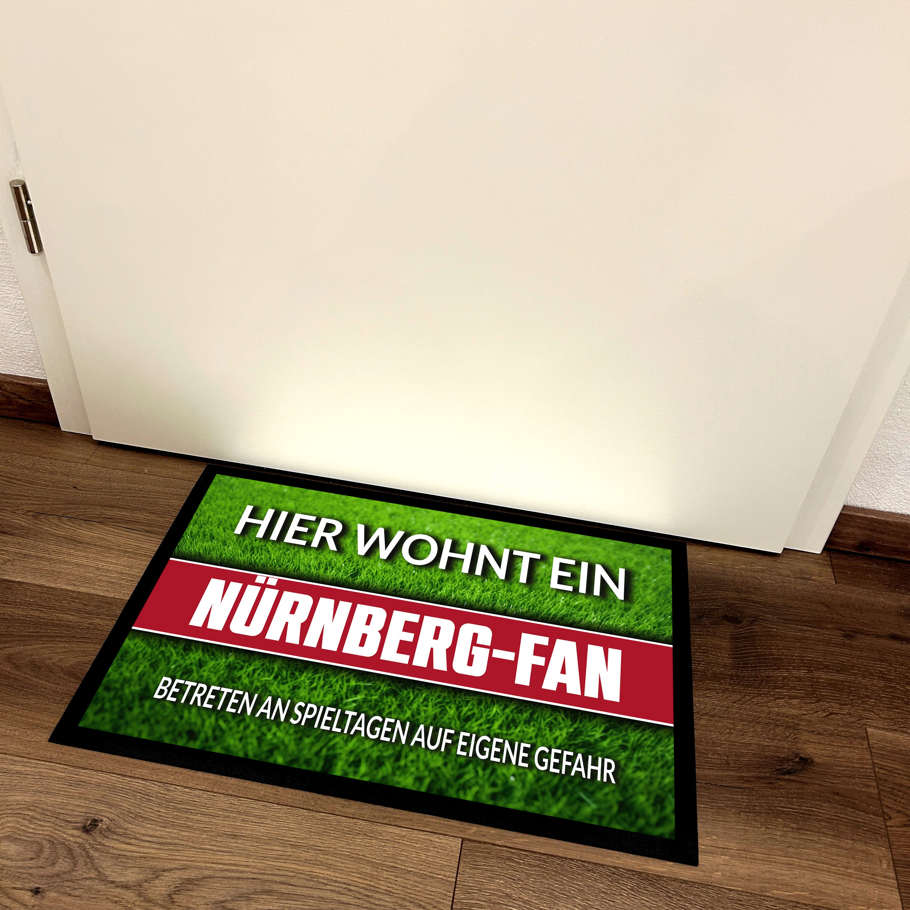 Fußmatte Rasenoptik für Fußball Fans | Hier wohnt ein Nürnberg Fan - Betreten an Spieltagen auf eigene Gefahr! | Türmatte mit Spruch | 60x40cm | für innen und außen | Vorleger für Haustür / Flur